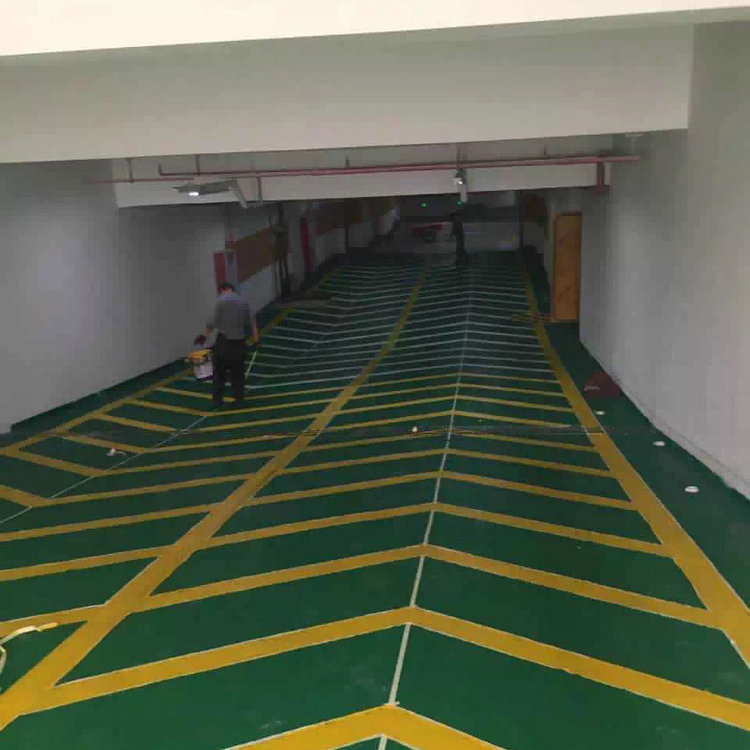 車庫(kù)地坪_防滑坡道施工,滄晟地坪漆廠家:車庫(kù)坡道施工有幾個(gè)實(shí)用技巧